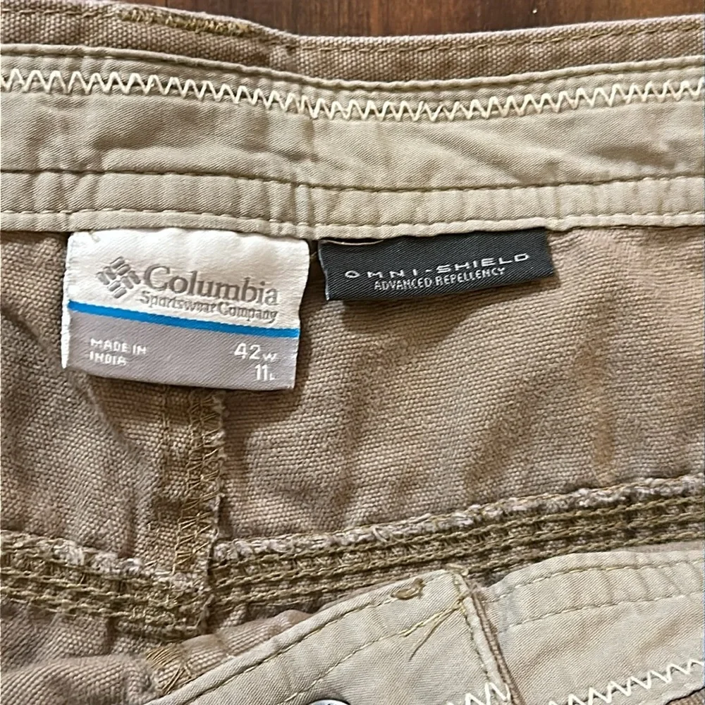 Columbia Omnishield Advanced Repellency Men’s Cargo Khaki Shorts size 42